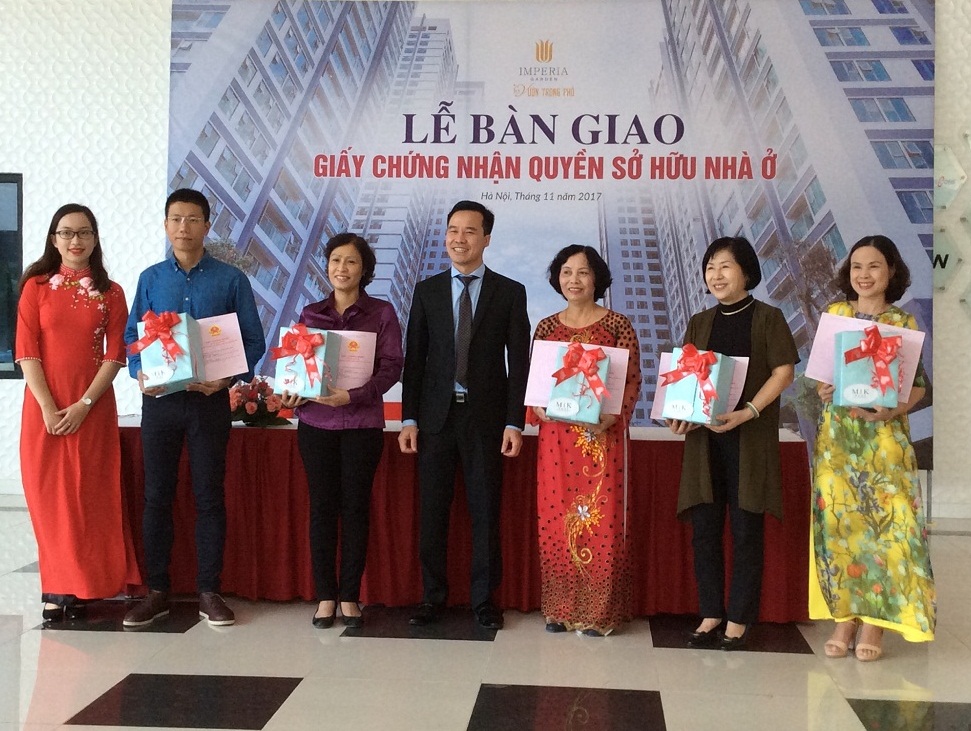 Đại diện chủ đầu tư trao Giấy chứng nhận sở hữu nhà ở cho cư dân