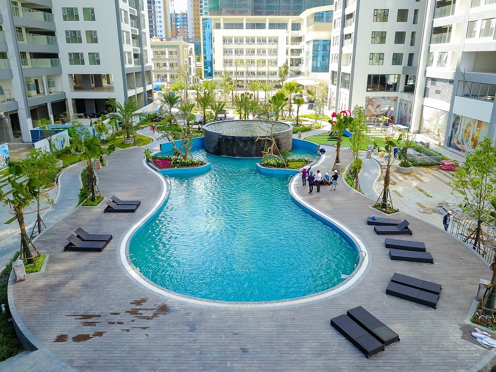 Bể bơi ngoài trời được thiết kế uốn lượn độc đáo