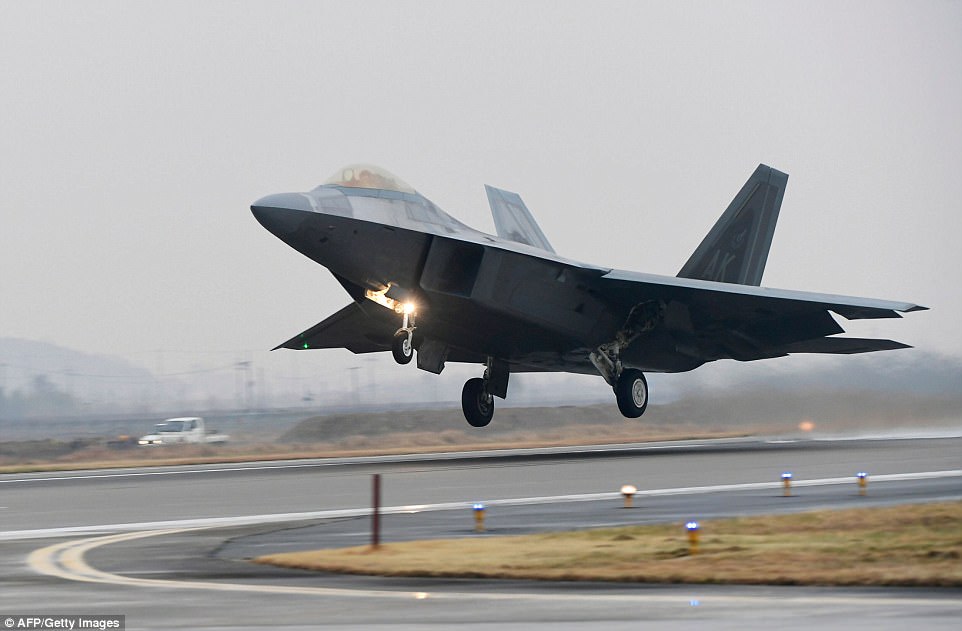 Trong ảnh là một chiếc máy bay chiến đấu tàng hình đỉnh cao F-22 Raptor của Mỹ tham gia cuộc tập trận.