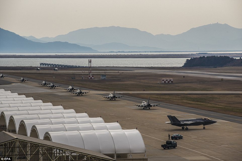 Máy bay F-16 Fighting Falcon và F-35A Lightning (bên phải) của Không quân Mỹ trong cuộc tập trận.