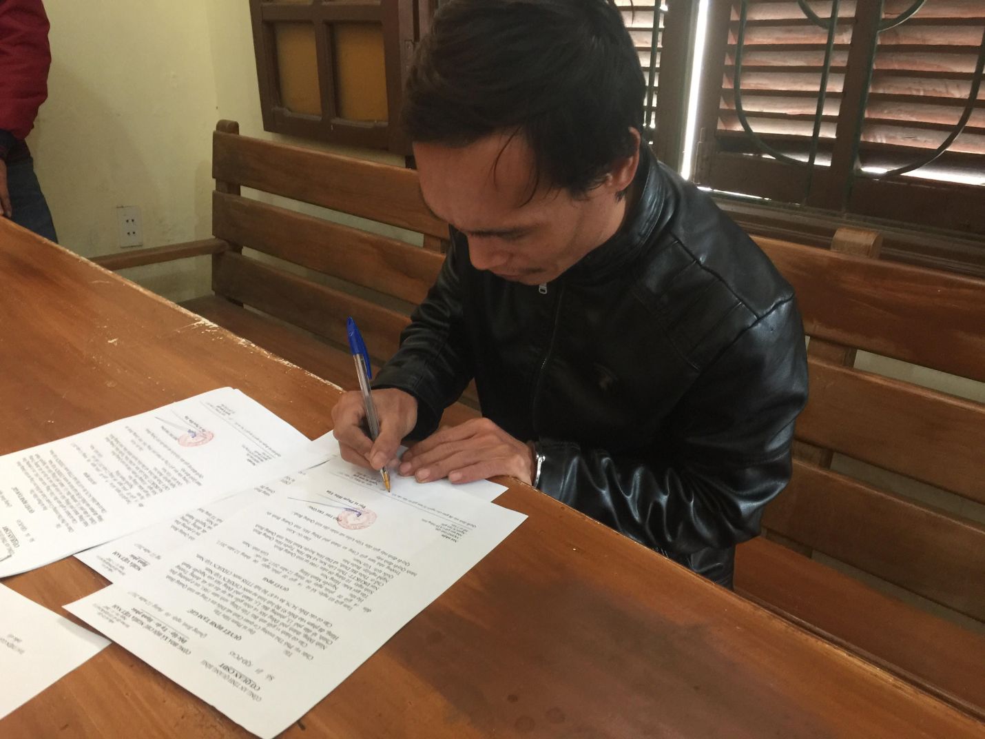 Nguyễn Mạnh Hùng tại cơ quan công an