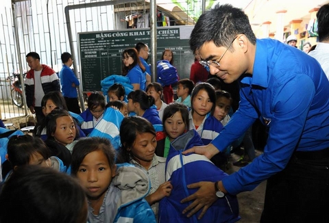 Phó Bí thư Đoàn Thanh niên Tập đoàn, Bí thư Đoàn Thanh niên Tổng công ty VNPT-Media Hoàng Tiến Hưng trao áo khoác, ủng và tất cho các em học sinh