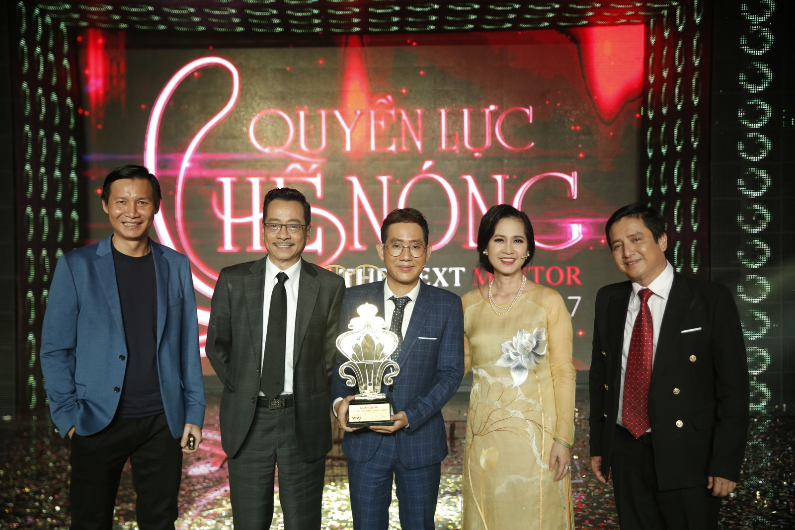 2 thí sinh cùng Ban Giám Khảo