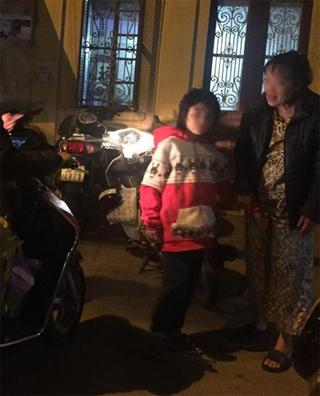 Kh. gầy nhom và có mái tóc dài.