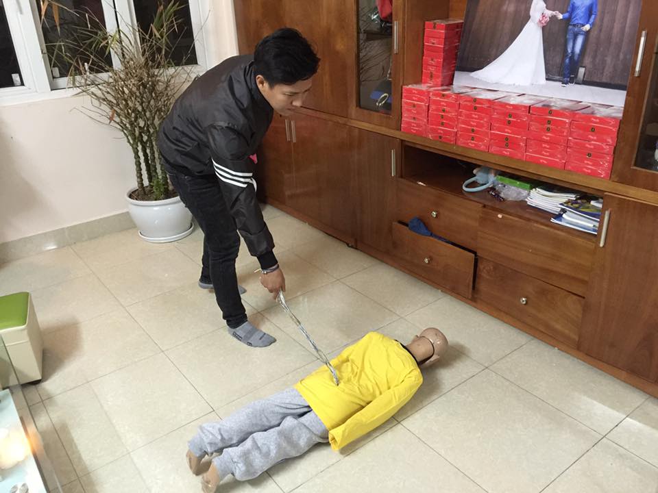 rần Hoài Nam thực nghiệm lại hành động đánh con.