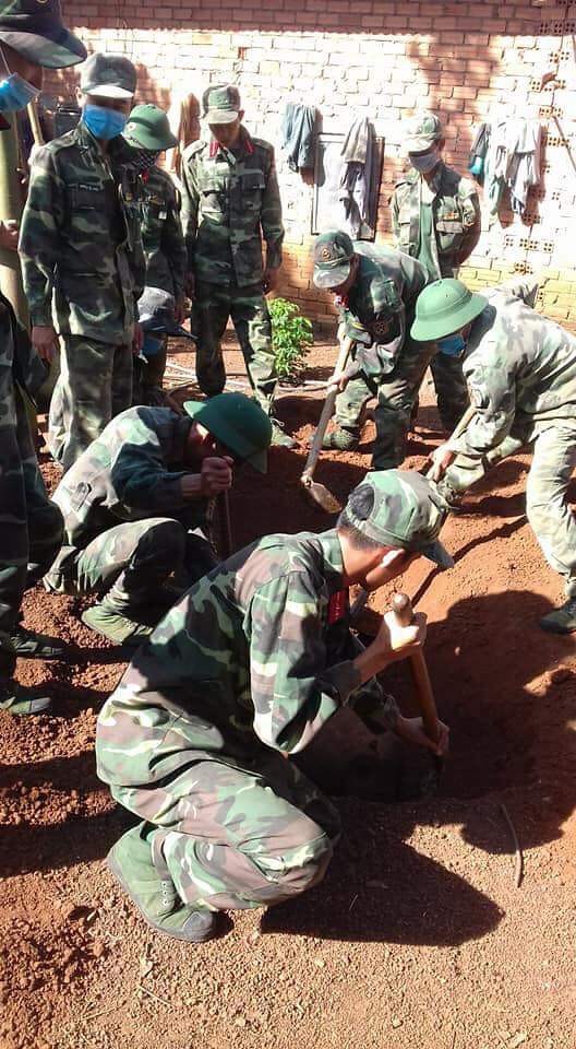 Lực lượng công binh vô hiệu hóa quả bom