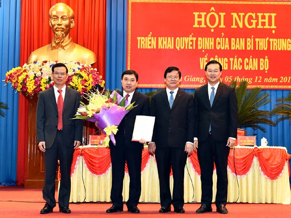 Phó ban Tổ chức Trung ương Hà Ban và Bí thư Tỉnh ủy Hà Giang Triệu Tài Vinh; Bí Thư thứ Nhất Trung ương Đoàn TNCS Hồ Chí Minh trao Quyết định và chúc mừng đồng chí Nguyễn Mạnh Dũng.