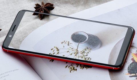 Màn hình FHD+ 6 inch tỷ lệ 18:9 với độ phân giải cao 2160 x 1080 điểm ảnh, giúp không gian hiển thị nhiều hơn, chơi game sống động hơn trong thiết kế nhỏ gọn như một smartphone 5,5 inch.  