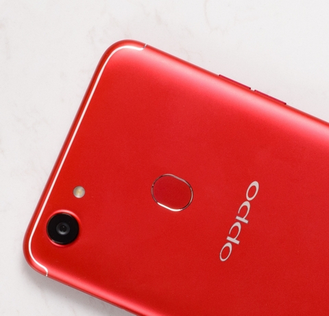 Ngoài camera trước ấn tượng, Oppo F5 6GB RED trang bị camera sau 16MP với khẩu độ f/1.8 cho hình ảnh chi tiết, sắc nét. Camera của F5 có hiệu ứng xoá phông và tính năng HDR có thể giải quyết được vấn đề bị cháy sáng. Bên cạnh đó, F5 vẫn sở hữu những chế độ chụp ảnh thú vị và chuyên nghiệp như các thế hệ camera phone dòng F trước đó, như chế độ chuyên gia, ultra-HD đến 50MP, phơi sáng, tạo ảnh GIF, quay phim chuẩn fullHD, quay time lapse…