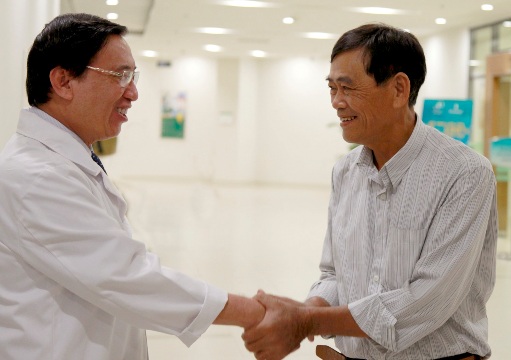 Khỏe mạnh sau khi được can thiệp TAVI thành công, ông Đào Xuân Lời (bìa phải) bày tỏ lời cảm ơn sâu sắc tới GS Võ Thành Nhân - Trưởng khoa Can thiệp Tim mạch, Bệnh viện Vinmec Central Park