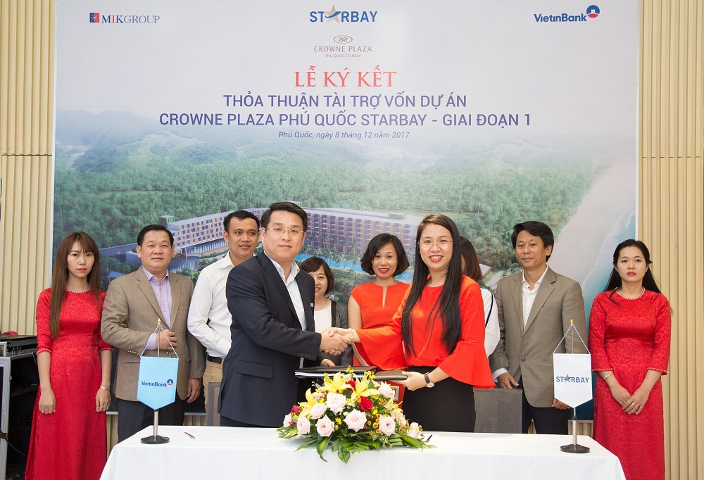 Bà Lê Thị Hải Châu – CTHĐQT - TGĐ Công ty CP Starbay Việt Nam và Ông Vũ Quôc Việt – Giám đốc CN Bắc Sài Gòn Ngân hàng Vietinbank cùng ký kết hợp đồng tài trợ vốn cho dự án Crowne Plaza Phú Quốc Starbay