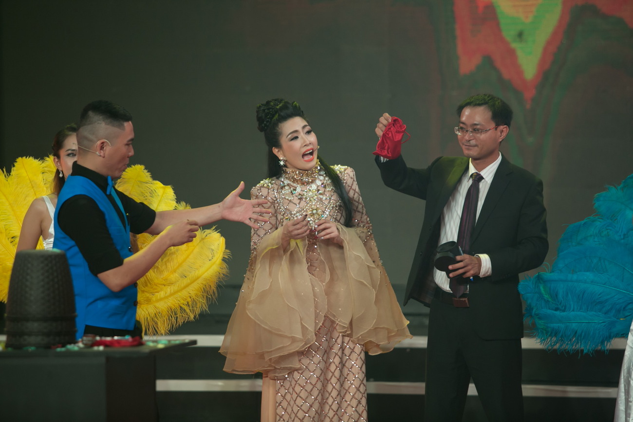 “Siêu trộm” Việt Duy thể hiện tài năng ảo thuật của mình với màn tráo đồ khéo léo và nhanh nhẹn. Việt Duy đã mượn 3 chiếc đồng hồ giá trị của khán giả tại trường quay rồi bỏ vào 1 trong 3 chiếc hộp màu đỏ tráo liên tục để khán giả không nhận ra