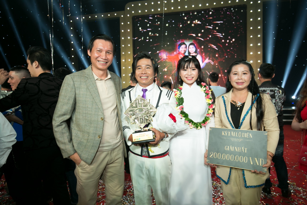 Cha con Hoàng Khang – Thanh Tuyền đăng quang Quán quân Kỳ Tài Lộ Diện 2017