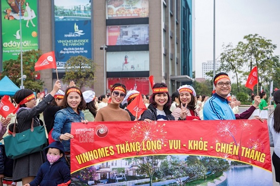 Các cổ động viên “máu lửa” đến từ khu đô thị Vinhomes Thăng Long.