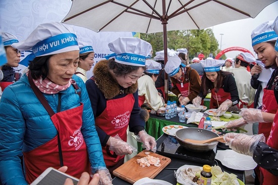 Bếp chiến năm nay thử tài nấu nướng của các bà, các chị qua hai món salad và mỳ soba xào hải sản. Các đội chơi đặc biệt gây bất ngờ với phần trang trí món ăn lấy ý tưởng từ chính tình yêu của các cư dân dành cho khu đô thị mà họ đang sinh sống.