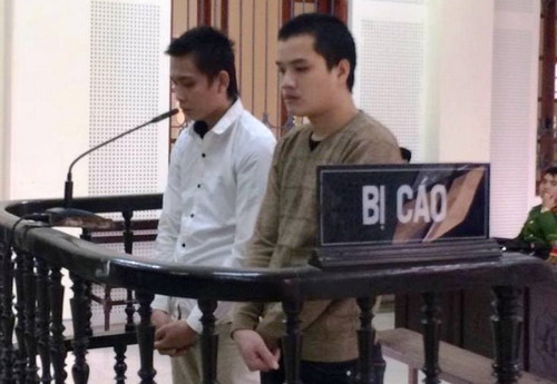 Cất giấu 'hàng trắng' trong quần lót vẫn không thoát
