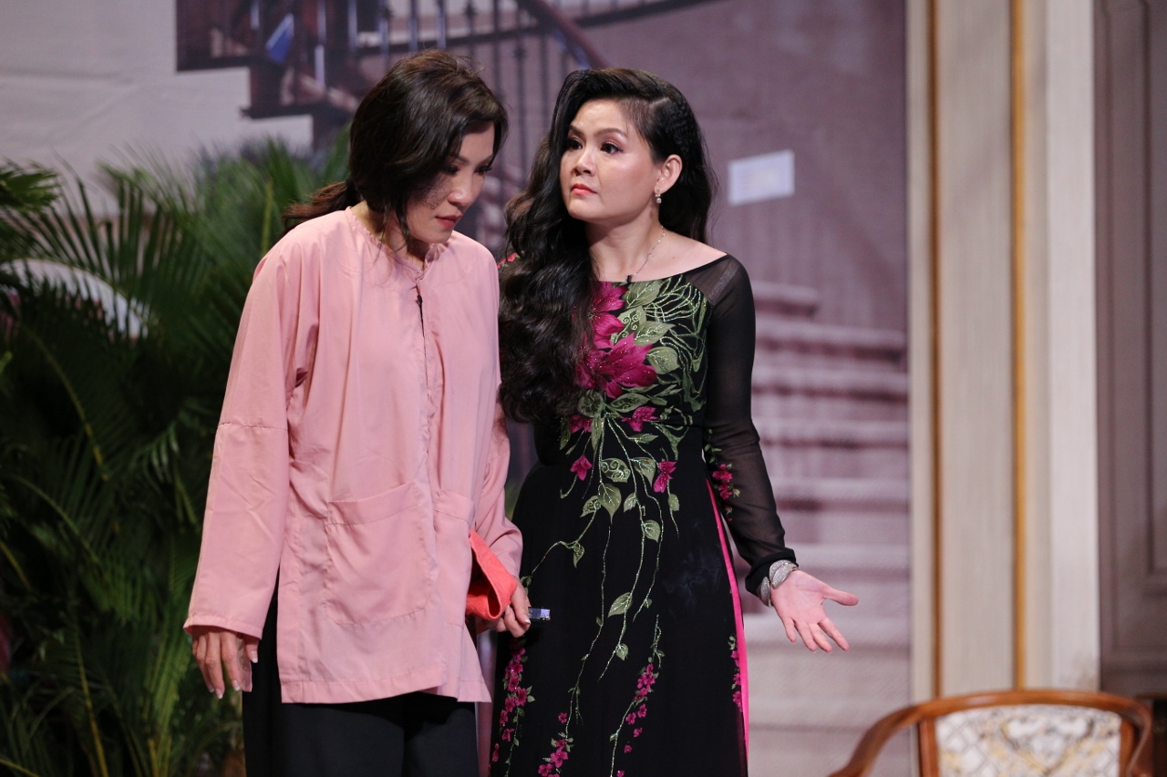 Nghệ sĩ cải lương Trinh Trinh cùng trưởng phòng Hồng Đào
