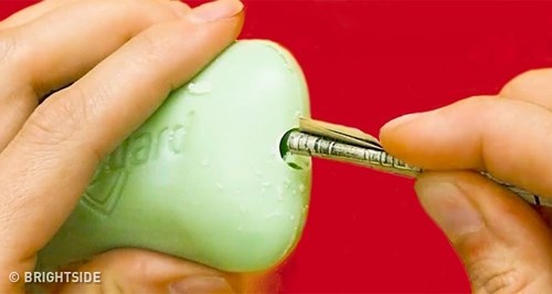 Không cất tất cả tiền ở một nơi. Tốt nhất là bạn nên có một khoản tiền mặt mang theo người và cất số tiền còn lại ở chỗ an toàn. Bạn nên lập kế hoạch bảo đảm an toàn cho chuyến đi để tránh căng thẳng và tận hưởng chuyến đi của mình.