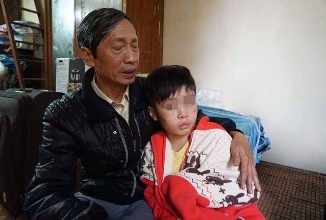 Bé trai 10 tuổi bị bố đẻ bạo hành: Sự vô trách nhiệm của chính quyền địa phương