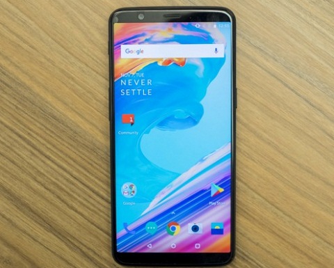 OnePlus 5T. Nếu chọn mô hình công nghệ đẳng cấp cùng tuổi thọ pin bền, thì bạn không nên bỏ qua OnePlus 5T (499 euro - khoảng 13 triệu đồng). Đây là chiếc điện thoại thông minh màn hình OLED 6 inch chiếm gần như toàn bộ mặt trướcvừa cực nhanh vừa tích hợp công nghệtiên tiến như mở khóa bằng cách nhận diện khuôn mặt như iPhone X, hoặc sử dụng cảm biến dấu vân tay ở mặt sau. Điện thoại chụp ảnh tuyệt vời nhờ máy ảnh kép. Pin của điện thoại có thể hoạt động liên tục trong vòng 15 giờ và có chế độ sạc nhanh.