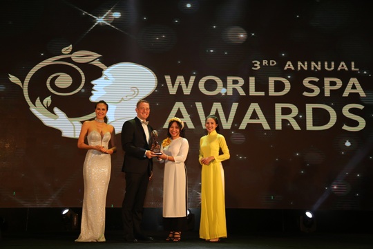 Mr. Ty Collins - TGĐ điều hành JW Marriott Phu Quoc Emerald Bay nhan giai_World's Best New Resort Spa