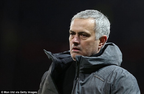 Ông Mourinho mất bình tĩnh trước màn ăn mừng của Man City!