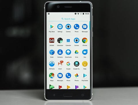 Nokia 5 (4,26 triệu đồng). Nokia 5 có thiết kế nguyên khối với thân máy kim loại, các góc cạnh cùng phần mặt lưng được làm cong giúp bạn dễ cầm gọn trong tay. Màn hình IPS LCD, 5.2 inch độ phân giải HD có mặt kính cong 2.5D của smartphone cho khả năng hiển thị rất tốt, xem ảnh đẹp hơn, màu sắc tự nhiên. Máy được trang bị bộ vi xử lý Snapdragon 430 8 nhân 64 bit  tốc độ 1.4 GHz, kết hợp với chip đồ họa Adreno 505, bộ nhớ RAM dung lượng 2 GB đem lại cho máy một hiệu năng ổn định. Pin có dung lượng 3000 mAh giúp máy có thể hoạt động liên tục trong khoảng một ngày.
