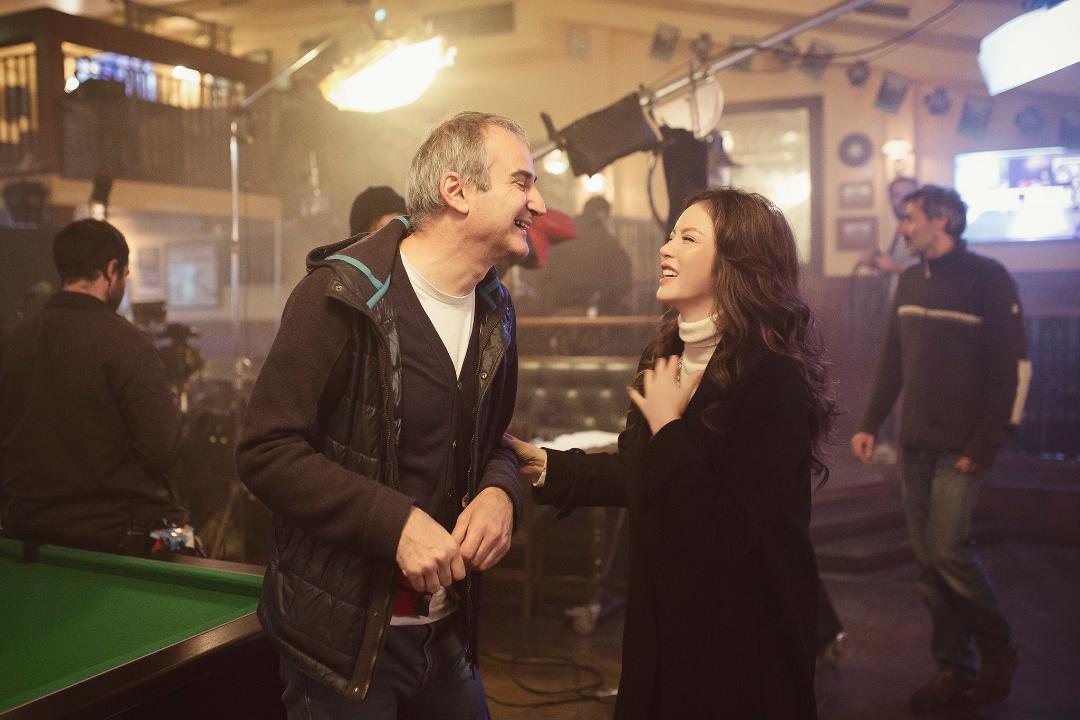 Lý Nhã Kỳ và đạo diễn Olivier Assayas.