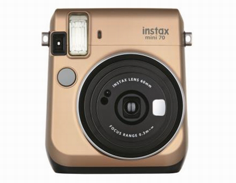 1. Máy ảnh Instax mini 70 giúp lưu lại những kỉ niệm đáng nhớ. Trở lại những năm 1970 với sự ra đời của những bức ảnh chụp lấy ngay, máy ảnh mới  Instax của Fujifilm in ảnh màu hoặc đen trắng của bạn ngay sau khi chụp trên phim. Phụ kiện có sẵn 6 phiên bản màu và được tích hợp một đèn flash và chế độ chế độ hẹn giờ. Ưu điểm: bạn có thể chụp ảnh chân dung (selfie) nhờ màn hình nhỏ bên cạnh ống kính. Giá của sản phẩm : 99 euro, tương đương với khoảng 2,5 triệu đồng.