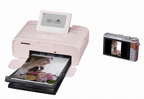 3. Máy in mini Canon Selphy CP1300 dành cho smartphone. Nhỏ gọn và dễ sử dụng, máy in này sẽ cho bạn những bức ảnh kích cỡ 10x15 trong vòng chưa đầy 30 giây từ máy ảnh, điện thoại thông minh hoặc máy tính của bạn. Dễ dàng điều khiển nhờ màn hình lớn và có thể in ảnh trên giấy thông thường và bưu thiếp, thẻ tín dụng hoặc nhãn dán. Ưu điểm: có khả năng in ảnh ở nhiều loại giấy khác nhau. Giá của sản phẩm : 119,99 euro (khoảng 3,2 triệu đồng).