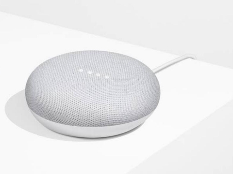 5. Loa thông minh Google Home Mini điều khiển bằng giọng nói. Loa thông minh này chỉ điều khiển bằng giọng nói. Kết nối với wifi trong nhà bạn, loa có thể trả lời các câu hỏi mà bạn đưa ra, phát nhạc và quản lý các cuộc hẹn gặp của bạn. Đây cũng là trợ lý ảo nhắc bạn uống thuốc đúng giờ, bật đèn với bóng đèn kết nối hoặc tắt nhiệt kết kết nối từ xa. Nó cũng có sẵn phiên bản với kích thước lớn hơn tại Google, Sony, JBL và Panasonic. Ưu điểm : loa có thể nhận ra giọng nói của bạn. Giá của sản phẩm : 59 euro (khoảng 1,5 triệu đồng). 