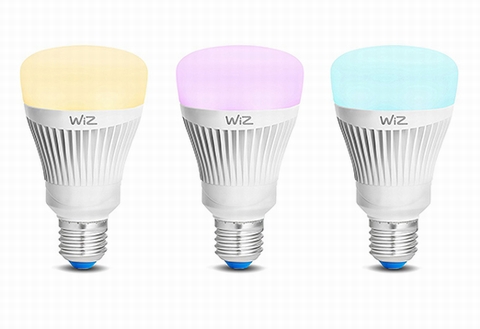 6. Đèn kết nối Wiz Color A E27 phát sáng theo cảm xúc. Hồng, xanh nước biển, xanh lá cây, cam ... hãy chọn màu mà bạn thích để thắp sáng một cách dễ dàng những chiếc đèn kết nối. Những chiếc đèn này có thể ghép nối với điện thoại thông minh của bạn trong vòng một vài giây nhờ ứng dụng Wiz miễn phí. Nhà sản xuất cũng cung cấp các đèn kết nối trang trí được điều khiển thông qua điện thoại thông minh. Ưu điểm : tương thích với loa thông minh Google Home, bóng đèn có thể được điều khiển bằng giọng nói. Giá của sản phẩm: 39 euro (khoảng 1 triệu đồng). 