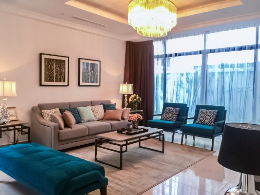 Nội thất phòng khách với tông màu chủ đạo trắng và xanh đặc trưng
