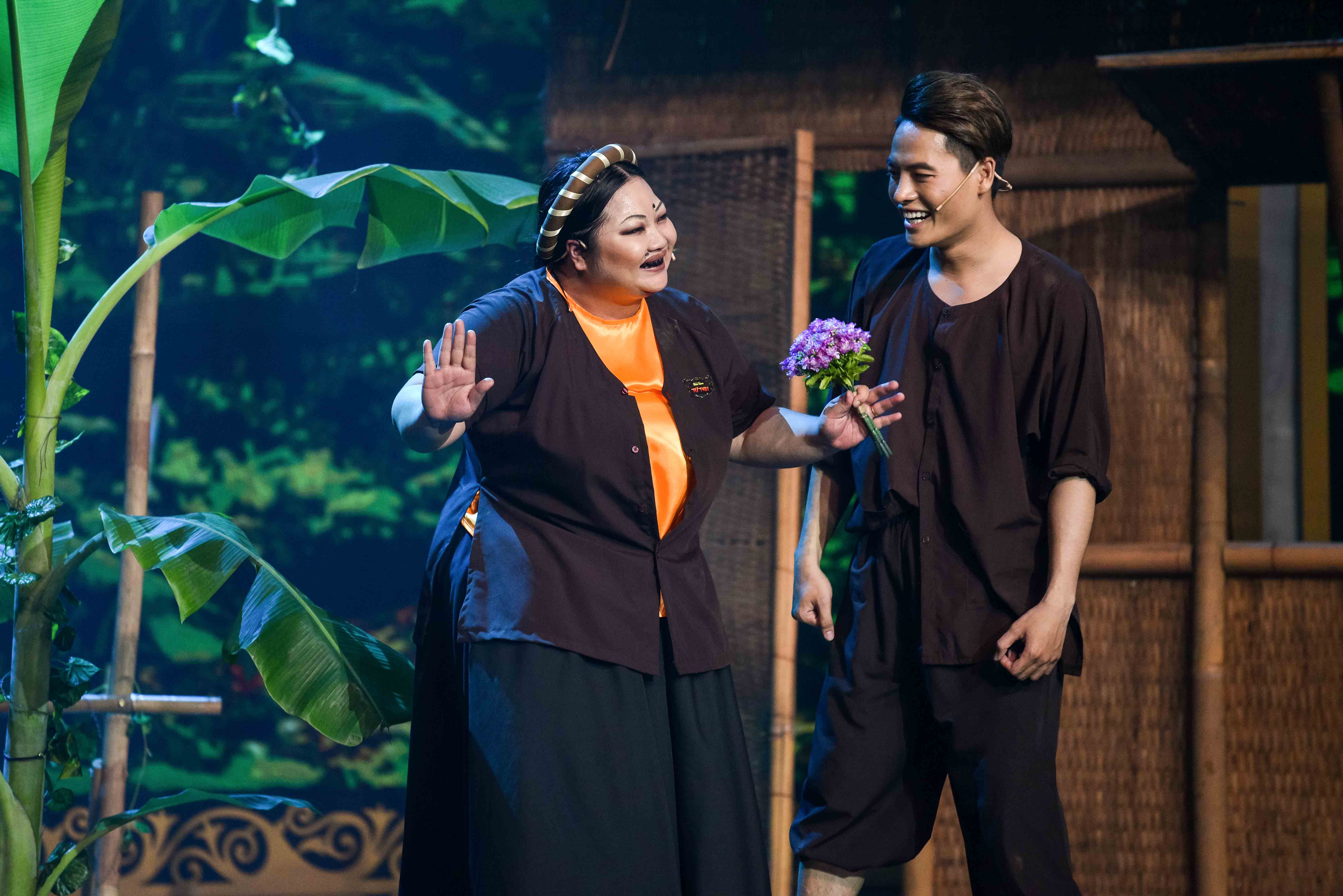 Với tiết mục Chuyện bà cô, môn sinh Thạch Thảo của hài phái Trào phúng mang đến một câu chuyện tình mới lạ trong tác phẩm nổi tiếng Chí Phèo mà không phải ai cũng biết. 