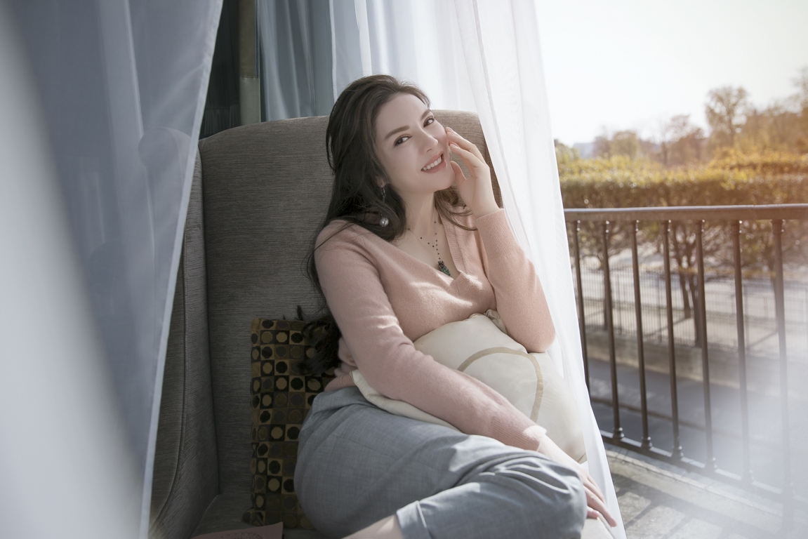 Lý Nhã Kỳ đầy quyến rũ giữa trời đông tại Pháp