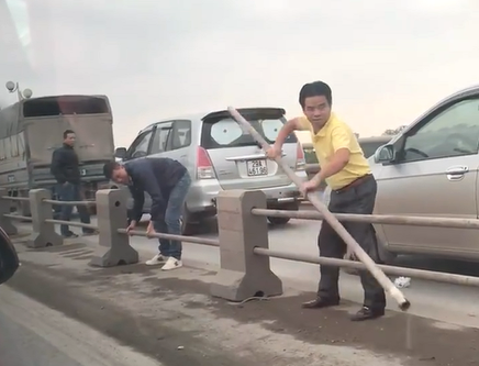 Triệu tập các tài xế tháo dải phân cách cầu Thanh Trì