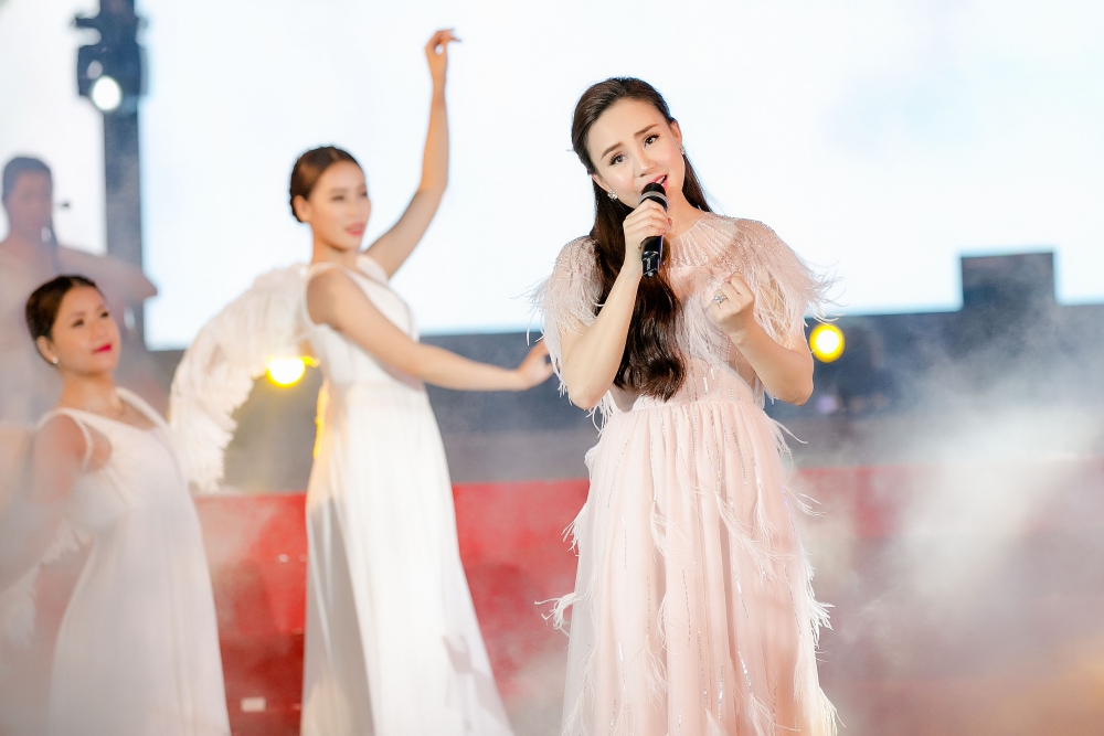 Vy Oanh hát trong đêm thánh - tình yêu dâng cao với ca khúc Nhìn xem trẻ bé thơ ngây.