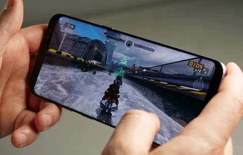 Màn hình của Samsung Galaxy S8. Đây không phải là lần đầu tiên người dùng biết đến màn hình tiêu chuẩn 18 : 9. Đó là trường hợp của LG G6 có mặt trên thị trường trước Galaxy S8 vài ngày. Siêu phẩm của Samsung gắn với màn hình cạnh cong và inlogo thương hiệu có từ hai năm nay. Nhà sản xuất Hàn Quốc này còn cung cấp chất lượng màn hình hiển thị đặc biệt, kết hợp công nghệ Amoled với độ sáng điển hình.