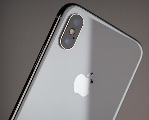Mô đun ảnh kép của iPhone X. Năm ngoái, Apple đi đầu trong việc tạo ra sự thay đổi trong lĩnh vực ảnh điện thoại thông minh bằng việc tích hợp một ống kính với tiêu cự gần hơn và chuyên cho chế độ chụp chân dung. Với iPhone X, đại gia công nghệ hoàn thiện cảm biến thứ hai này để cung cấp một chế độ chân dung đỉnh cao. Samsung đã có thử nghiệm trong lĩnh vực này với việc phát hành Galaxy Note 8. Siêu phẩm tiếp theo Galaxy S9 có thể thừa hưởng một hệ thống tương tự.