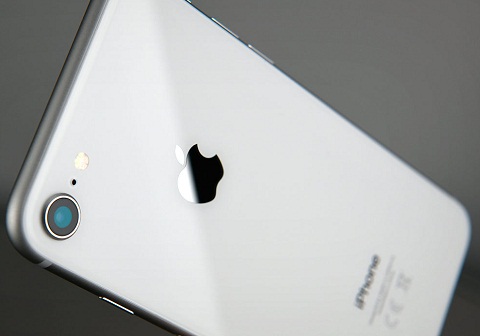 Hiệu suất của iPhone 8. Khác biệt trong định dạng, ba mô hình iPhone mới cùng được trang bị A11 Bionic, bộ xử lý 6 lõi mới nhất của Apple. Lần đầu tiên trong lịch sử Apple, chip này đi kèm với chip đồ hoạ nhà. Với 2 chip này, iPhone 8, 8 Plus và X đã trở thành những điện thoại thông minh mạnh mẽ nhất tại thời điểm này. 