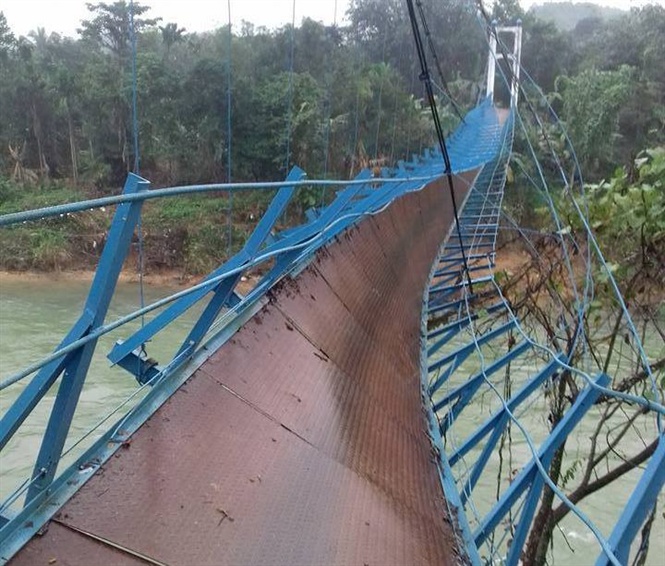 Cáp cầu treo gãy đôi, một học sinh rơi xuống sông mất tích