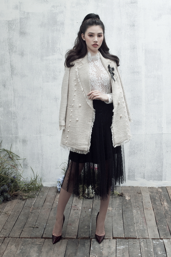 Điểm nhấn của bộ sưu tập lần này chính là chất liệu vải tweed. Được dệt từ len nguyên chất với kỹ thuật dệt vân chéo, chất liệu cổ điển vượt thời gian này có ưu điểm giữ ấm tốt nhưng vẫn tôn nét nữ tính cho người mặc.