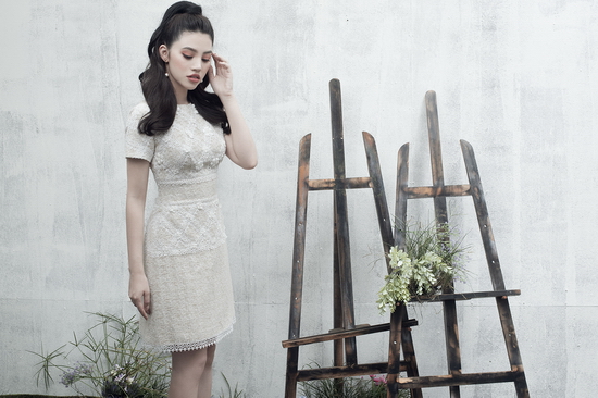 Nhà thiết kế khéo léo sử dụng kỹ thuật dựng phom tạo nên chiếc váy bằng vài tweed xinh yêu. Phom dáng chắc chắn, dày dặn chính là chìa khoá giúp các cô gái thoải mái vận động, di chuyển.