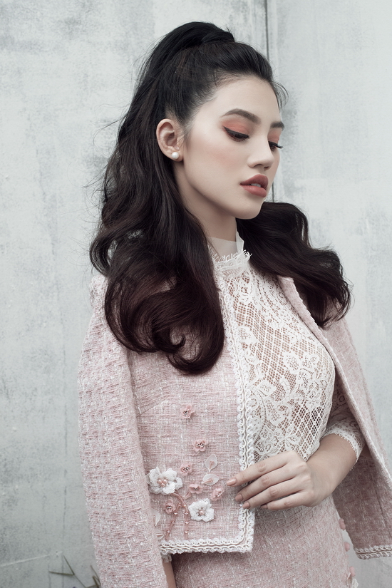 Jolie Nguyễn xinh đẹp khi phối áo ren cùng chân váy tweed đầy nữ tính, sành điệu. Gam màu hồng pastel ngọt ngào sẽ giúp bạn thêm phần cuốn hút khi dự tiệc hay xuống phố dạo chơi cùng bạn bè.