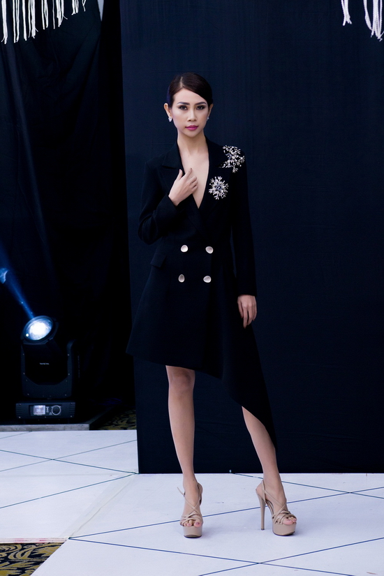 Người đẹp cuốn hút với vẻ sắc lạnh và phong thái bản lĩnh khi trình diễn catwalk. 