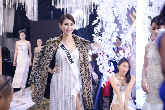 Chưa hết, trong một BST khác, Liên Phương lại cực kỳ gợi cảm và sexy với bộ trang phục trắng lấp lánh, khoe những đường cong cơ thể một cách khéo léo và tinh tế.