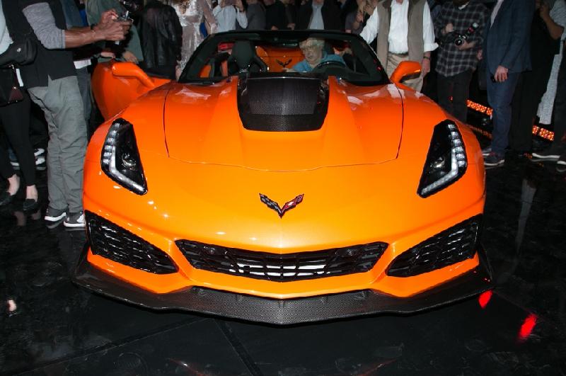 Ngắm &quot;Cơn lốc màu da cam&quot; Chevrolet Corvette ZR1 Convertible 2018
