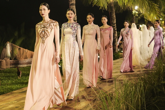 Show thời trang Tay gồm 3 bộ sưu tập đặc sắc
