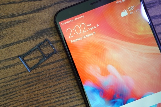 Một trong những điểm nhấn trên Huawei Nova 2i chính là mặt trước với màn hình viền mỏng tỷ lệ 18:9 tương tự các mẫu smartphone cao cấp như Galaxy Note 8, Galaxy S8/S8+, LG V30 … Nên dù có màn hình 6 inch nhưng Nova 2i vẫn rất nhỏ gọn với kích cỡ chỉ tương đương máy 5.5 inch tỷ lệ 16:9 truyền thống. 