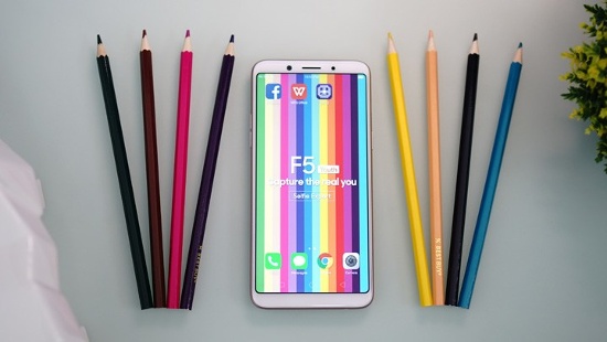 Đối thủ Oppo F5 Youth cũng sở hữu thiết kế nguyên khối được hoàn thiện rất tốt, mặt lưng vát cong ôm tay, các góc cạnh được bo tròn mềm mại cho cảm giác cầm nắm khá tốt, ngay cả khi sử dụng bằng một tay. 